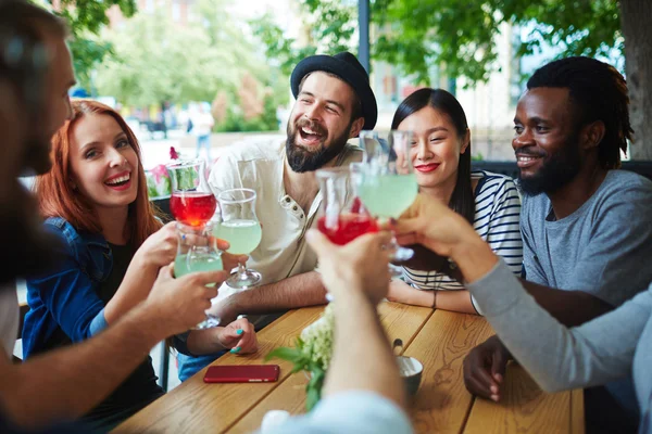 Jeunes amicaux dans un café en plein air — Photo