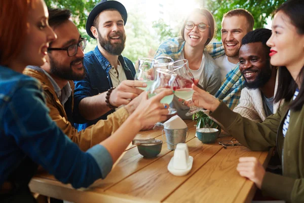 Grupo de amigos felices — Foto de Stock