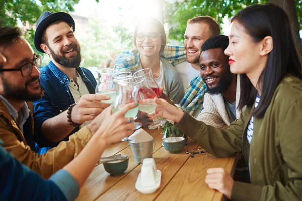 Animando a amigos en la cafetería al aire libre — Foto de Stock