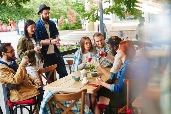 Adolescentes amigos pasar tiempo en la cafetería — Foto de Stock