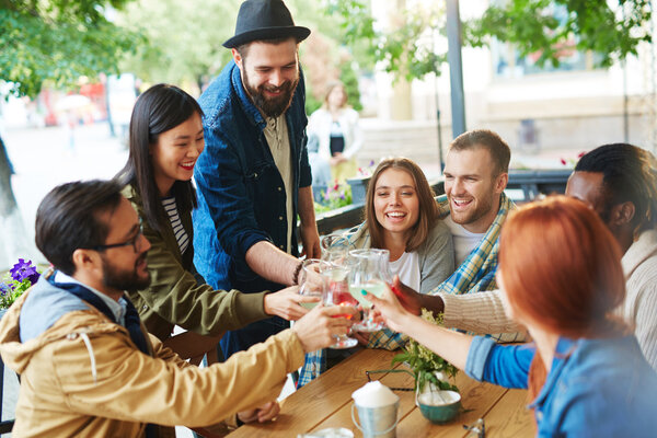 Круг друзей с коктейлями
