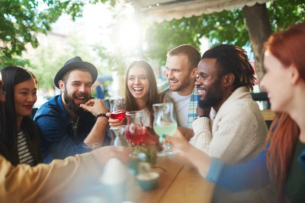 Jugendliche mit Getränken — Stockfoto