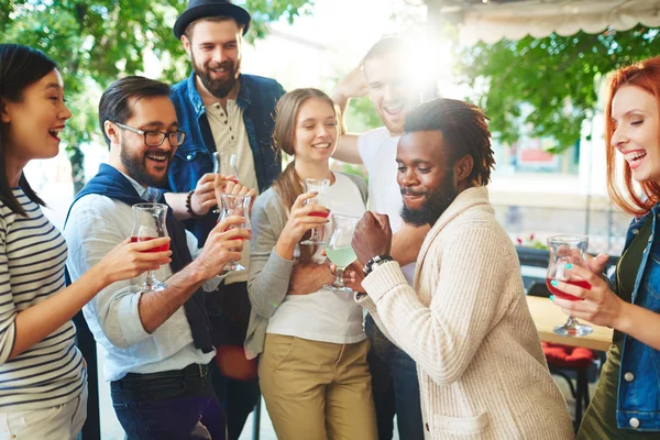 Interkulturelle Freunde haben eine schöne Zeit — Stockfoto