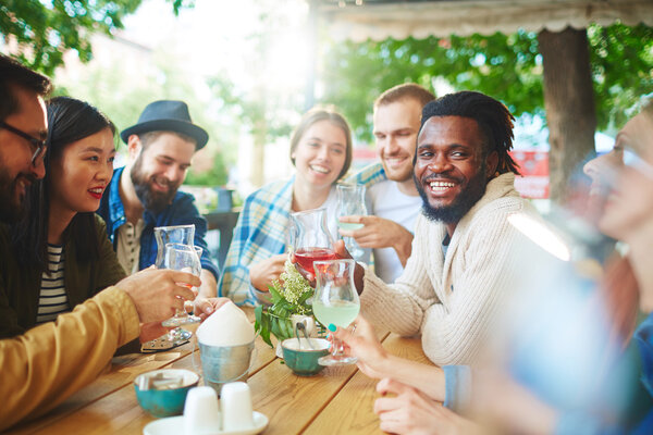 Друзья сидят в кафе
