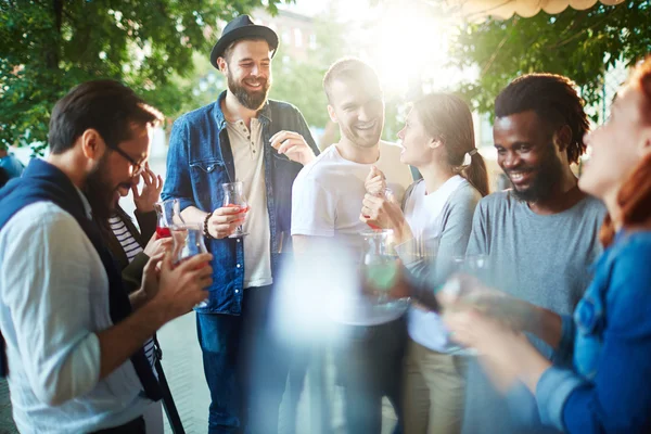 Amici spensierati con bevande — Foto Stock