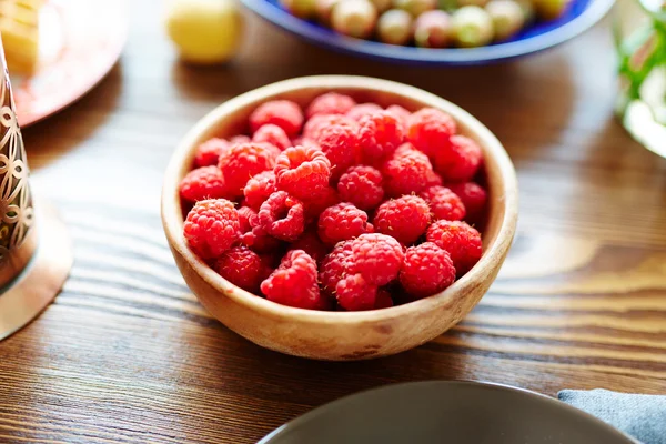 Bowl with ripe raspberries — Stock Photo, Image