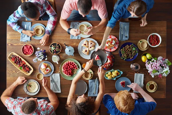 Mädchen reicht Stück gebackenen Kuchen vorbei — Stockfoto