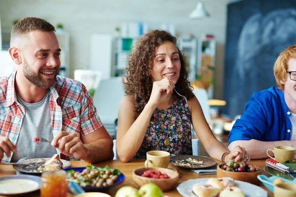 Les jeunes assis à table — Photo