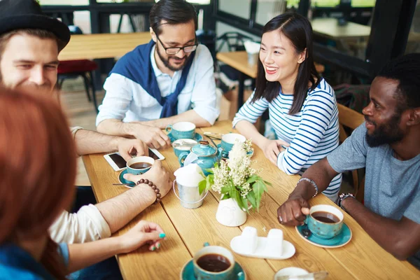 Young friends in outdoor cafe — Stock Photo, Image