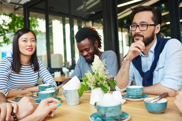 Young people drinking coffee at coffeeshop — Stock Photo, Image