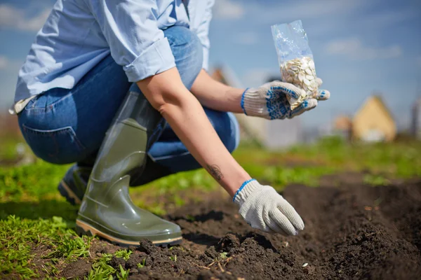 Bäuerin arbeitet im Garten — Stockfoto