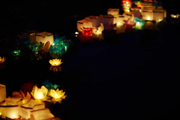Superfície do rio iluminada por lanternas festivas — Fotografia de Stock
