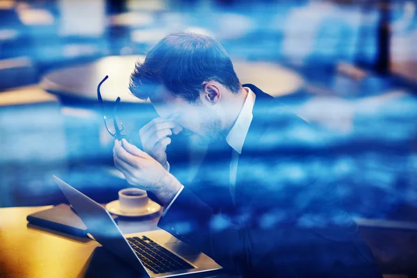 Moe zakenman zitten met laptop — Stockfoto