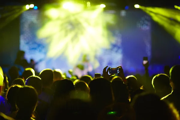 Kerumunan orang di konser dan panggung yang kabur — Stok Foto