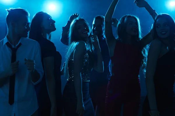 Vrienden dansen op feestje — Stockfoto