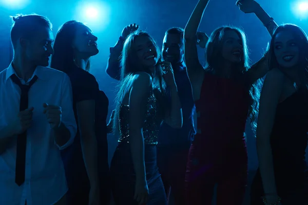 Amigos bailando en la fiesta — Foto de Stock