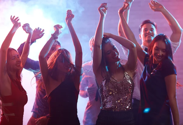 Les adolescents passent la nuit dans un club disco — Photo