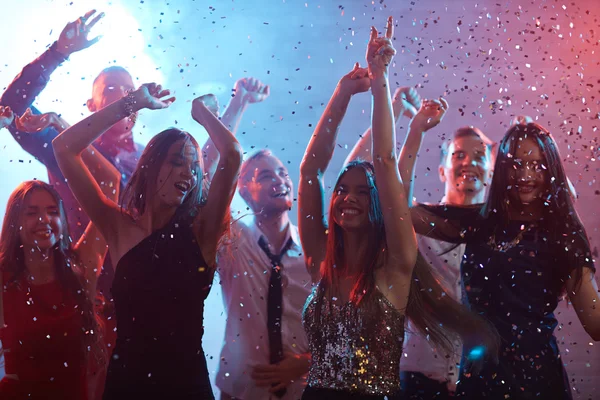 Bailarines alegres disfrutando de la fiesta — Foto de Stock