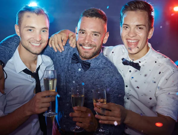Drei elegante Jungs mit Champagner — Stockfoto