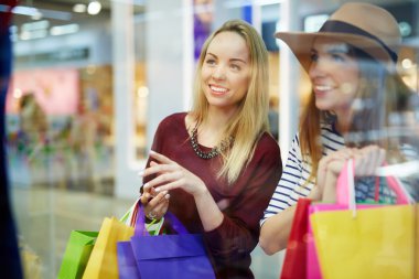 kız arkadaşı şirin gösterilen giyim