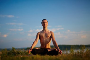 Genç adam lotus pozisyon rahatlatıcı
