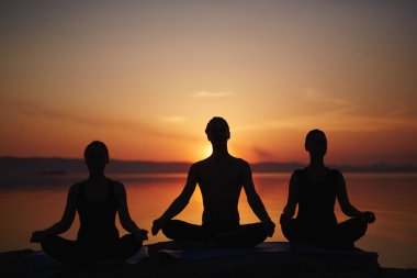 Yoga sınıfına sahip insanlar