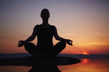 Göl kenarında meditasyon kadın