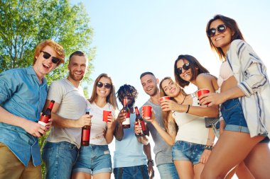 içecekler genç arkadaşlar 