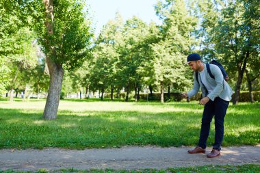 mobil oyun oynayan genç adam 