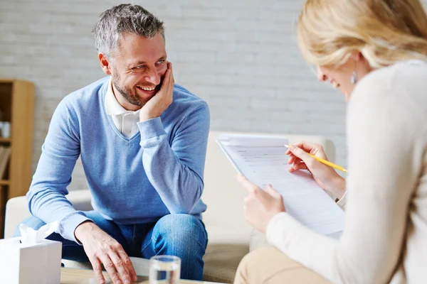 Man talking to his psychologist — Stock Photo, Image