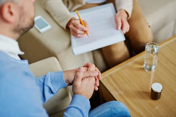 Gestresster Mann zeigt Anspannung — Stockfoto