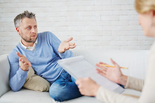 Mannen som beskriver hans problem — Stockfoto