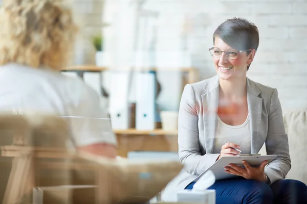 Psychologist listening to her patient — Stock Photo, Image