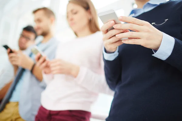 Menschen mit Mobiltelefonen — Stockfoto