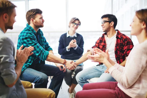 Männer beim Händeschütteln während psychologischer Therapie — Stockfoto