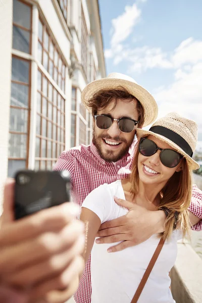 Milující pár přijetí selfie — Stock fotografie