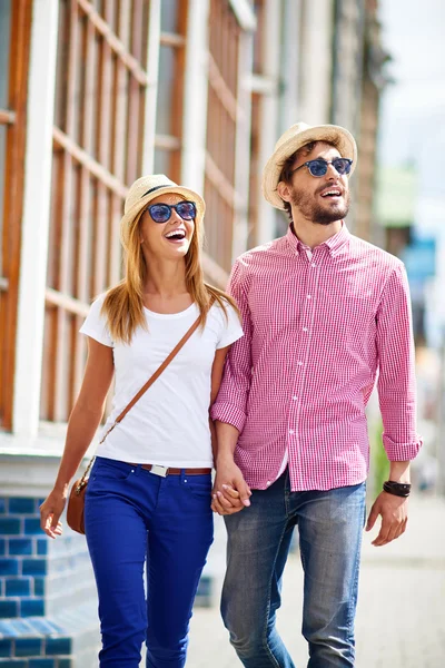 Couple walking and holding hands — Stock Photo, Image