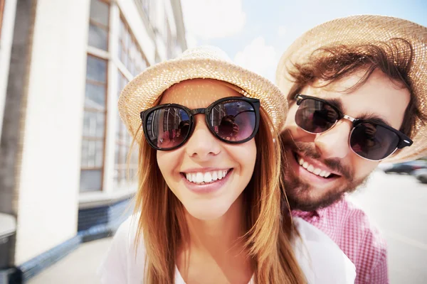 Feliz jovem casal em óculos de sol — Fotografia de Stock