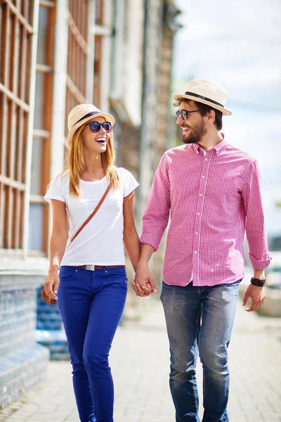 Pareja caminando en la ciudad — Foto de Stock