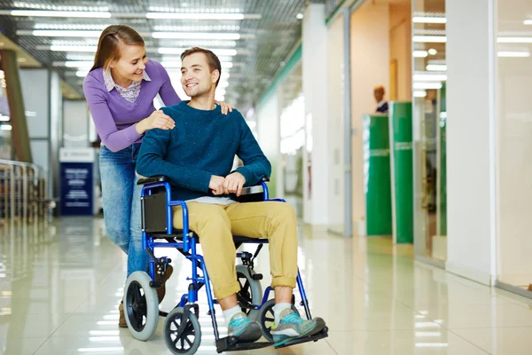 Kadın ve fiziksel engelli adam — Stok fotoğraf