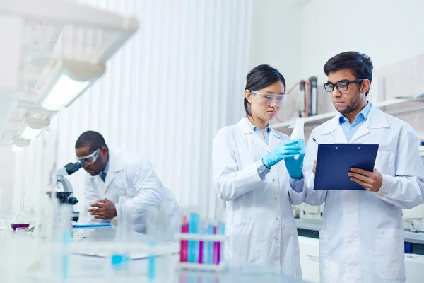 Wetenschappers die in het laboratorium werken — Stockfoto