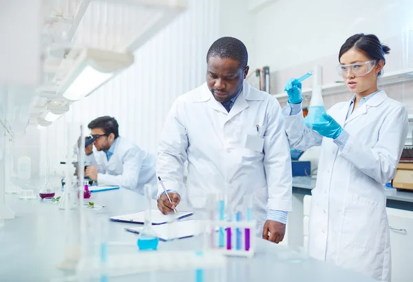 Wetenschappelijk Experiment in laboratorium — Stockfoto