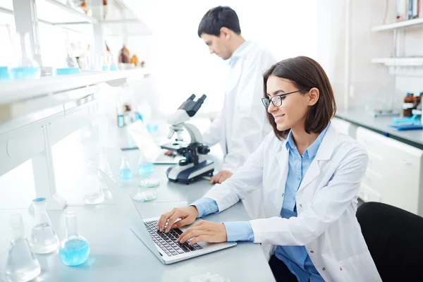 Gelukkige vrouw in uniforme netwerken — Stockfoto