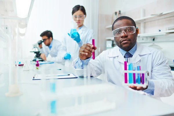 Wetenschapper poseren in laboratorium — Stockfoto