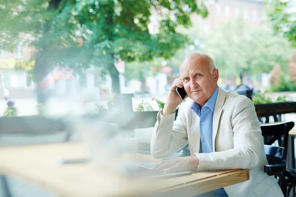 Senior telefoniert — Stockfoto