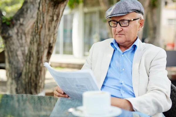 Homme âgé se reposant au café — Photo