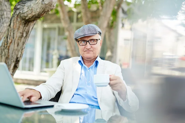 Älterer Schriftsteller denkt im Café nach — Stockfoto