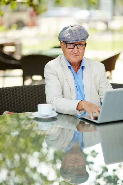 Starszy mężczyzna pisania na laptopa — Zdjęcie stockowe