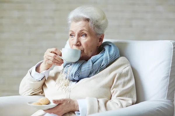 Senior female drinking tea — Stock Photo, Image