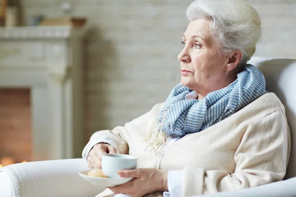 Kalm oudere vrouw — Stockfoto